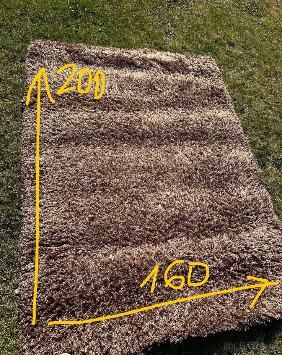 Koberec v hnedej farbe