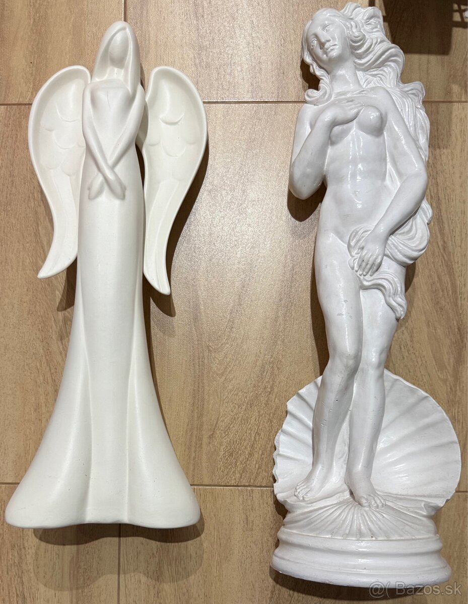 Krásne biele sochy a sošky