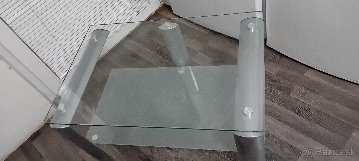Dizajnovy stol-tempered glass
