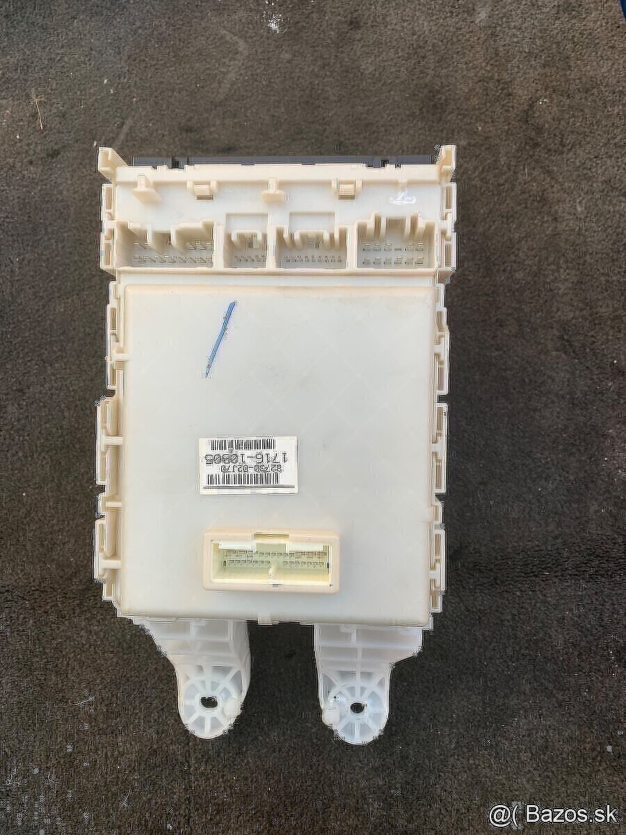Poistková skrinka Toyota Auris 1.33 VTI 82730-02J70
