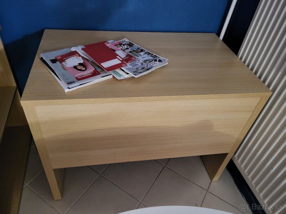 Dva drevené stoly
