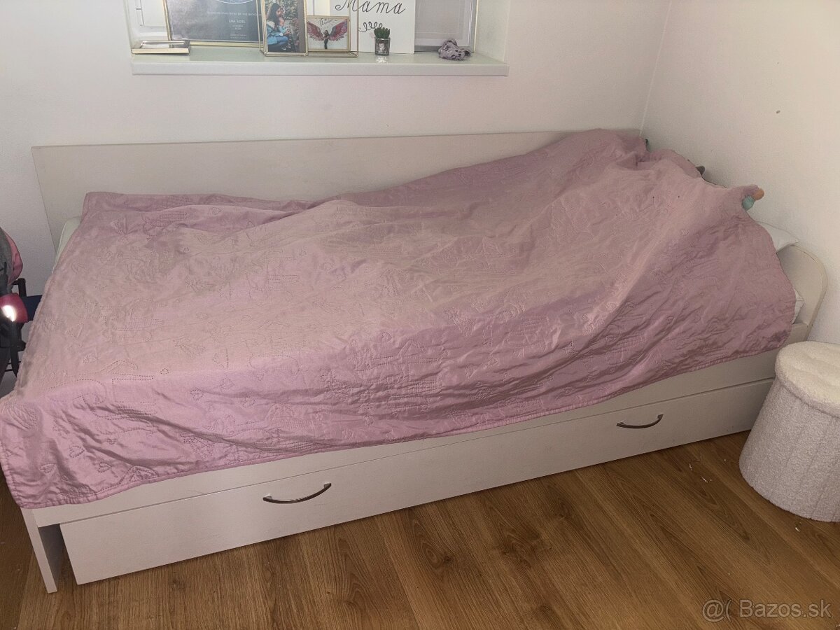 Postel s úložným priestorom