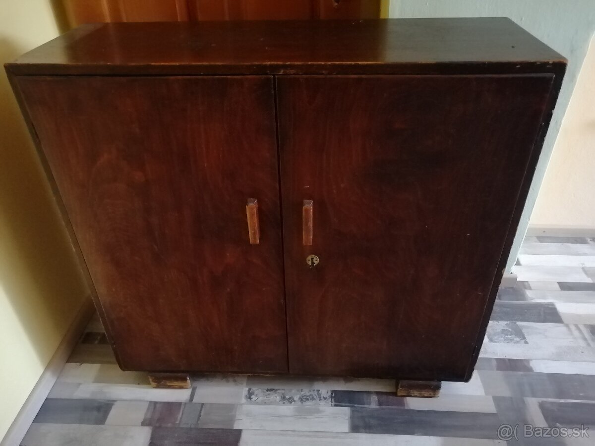stara retro skrina celodrevena