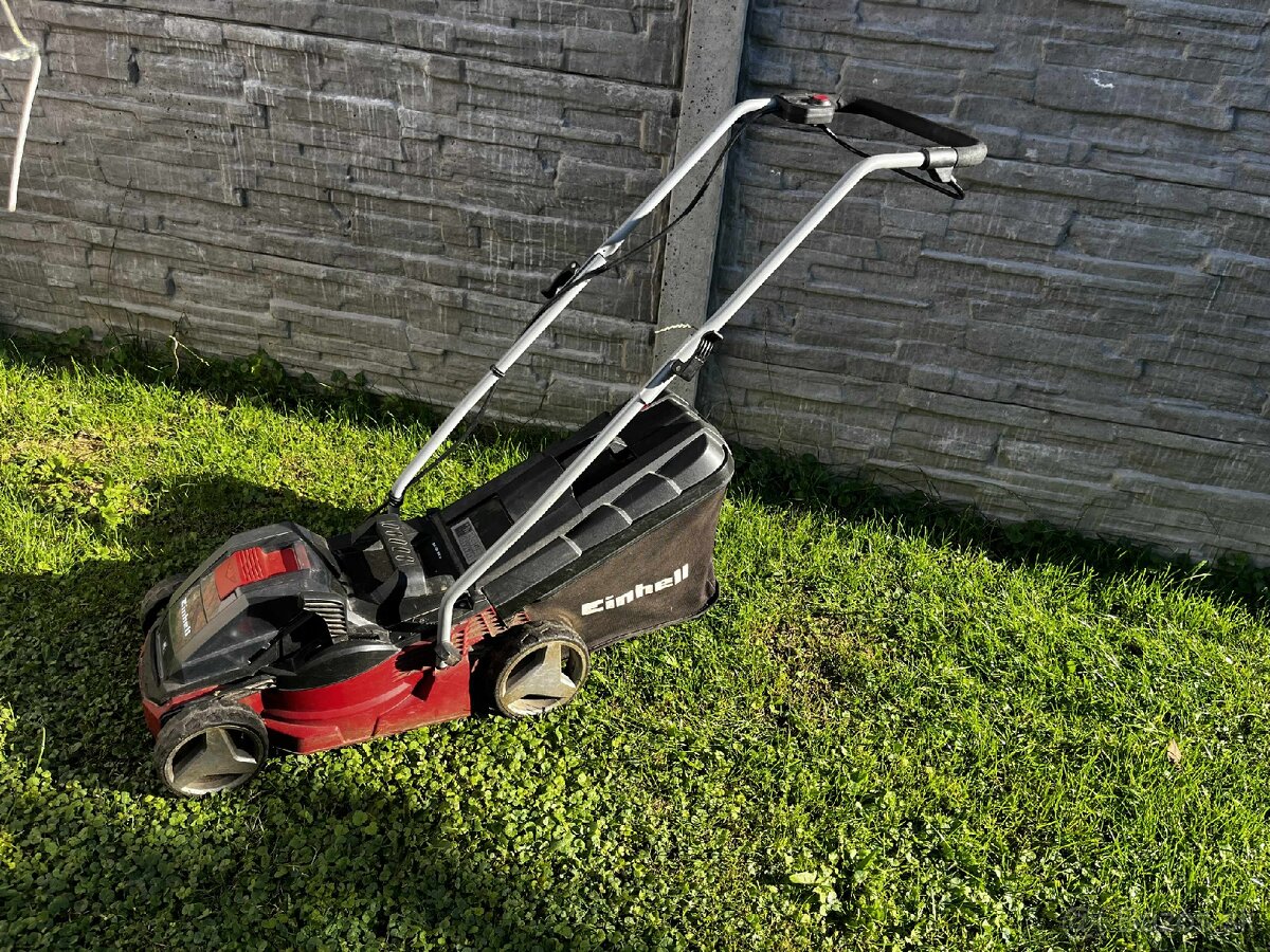 Kosačka Einhell plus baterie a nabíjačky,plne funkčna
