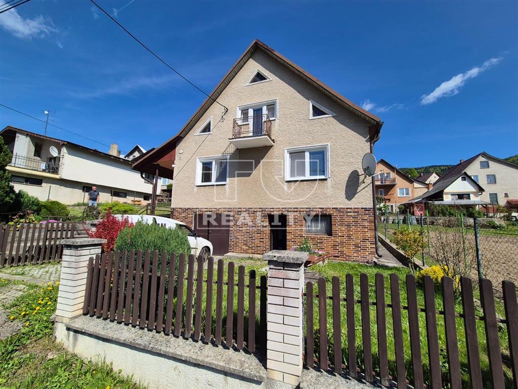 Starší 5 izbový RD v malebnej obci Čavoj so záhradou a...