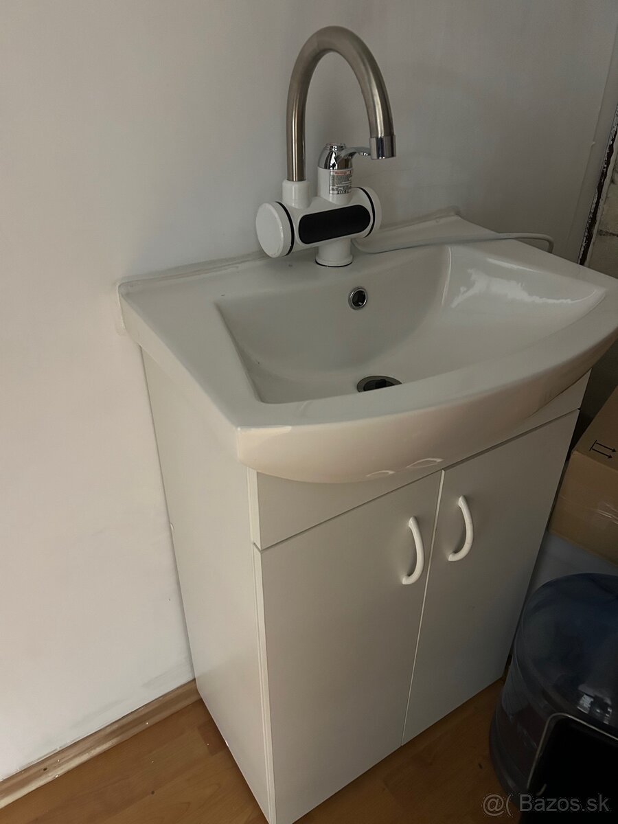 Kúpelnová skrinka s umývadlom