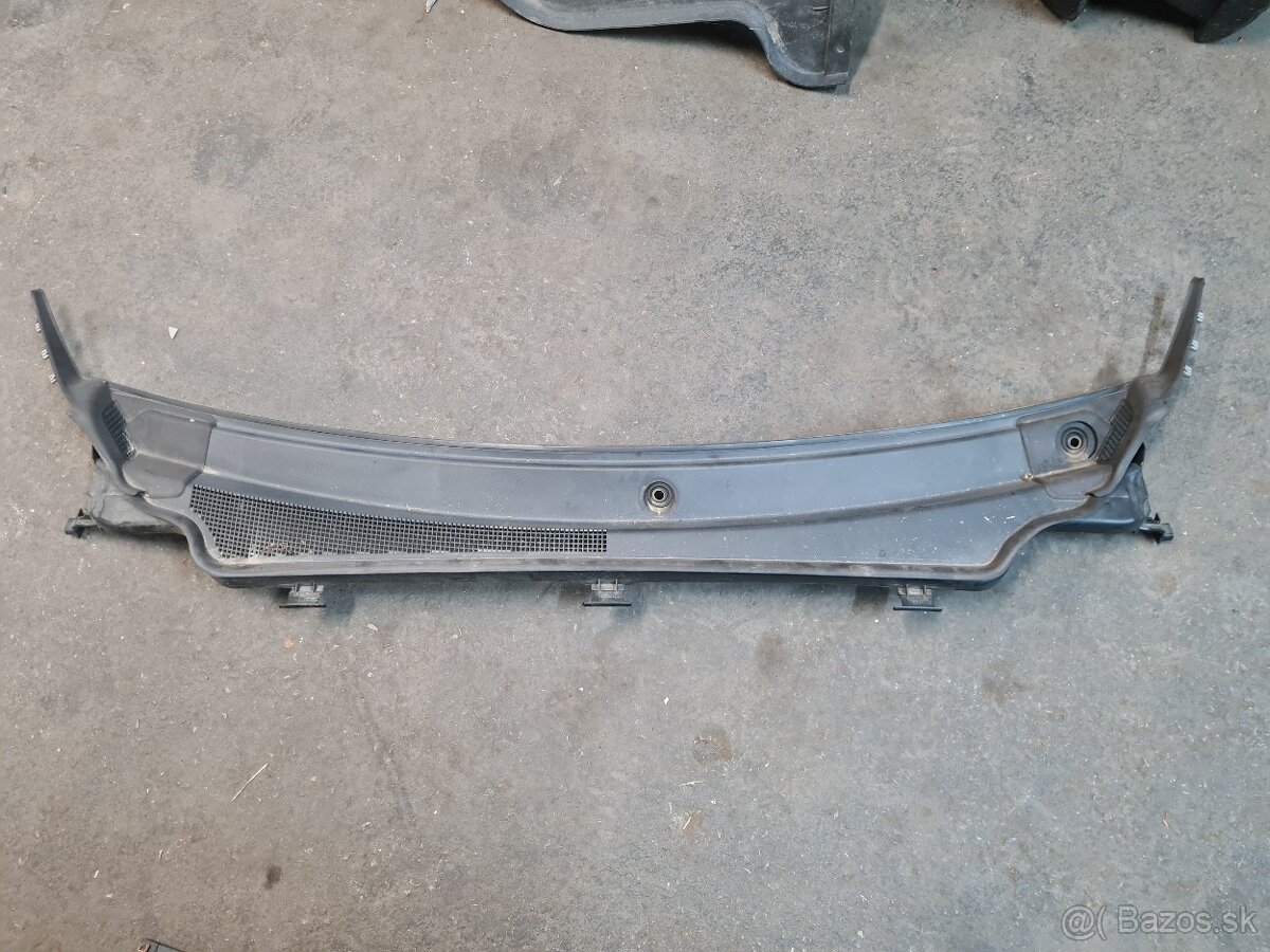 Plast pod čelné sklo Jeep Grand Cherokee WK2 2017 Summit