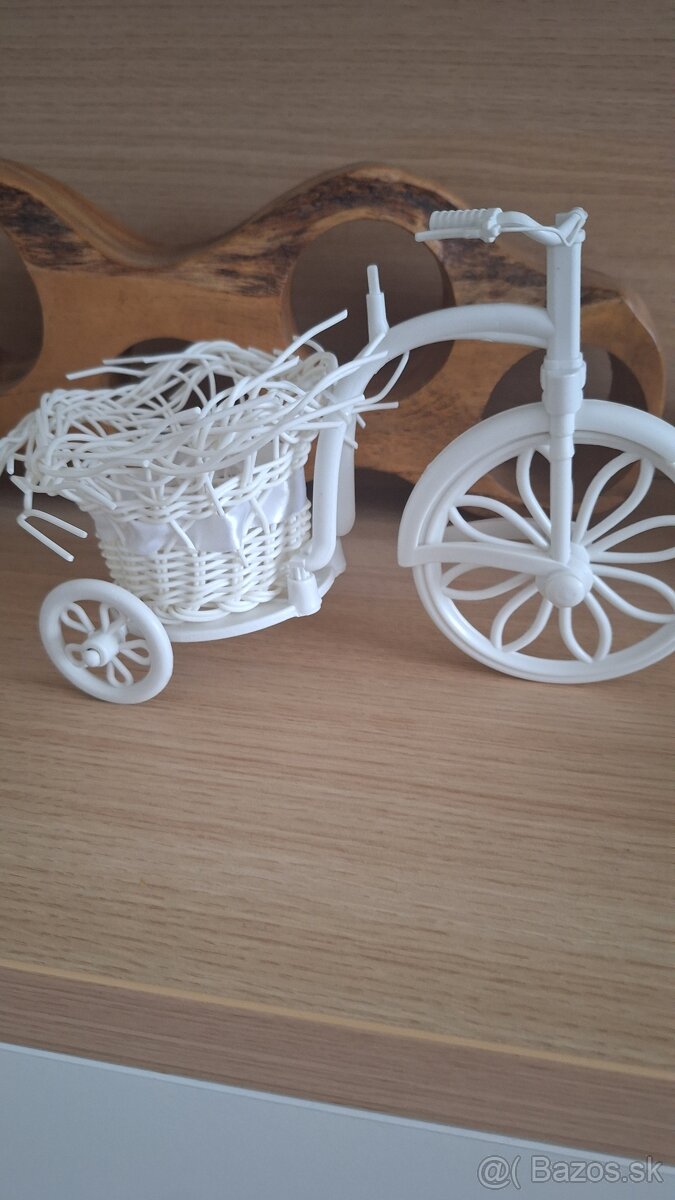 Darujem biely bicykel prútený kosik kvetináč na svadbu