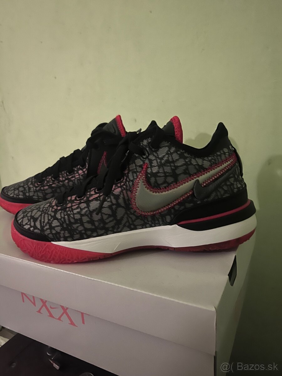 Nike LeBron NXXT Gen „Black/Crimson”.