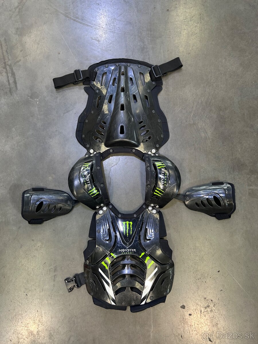 Hrudný chránič monster