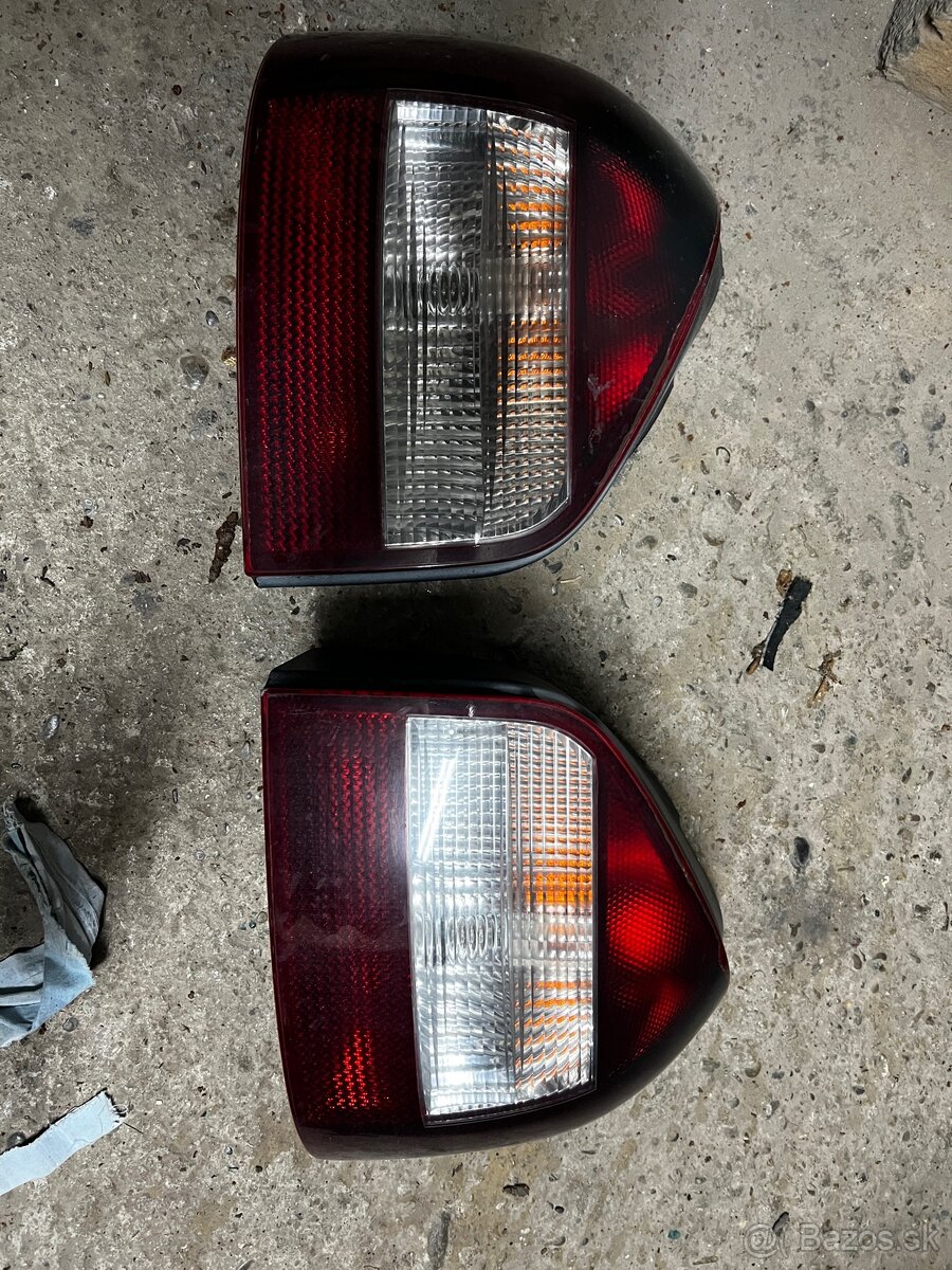 Predam zadne svetla audi a3 8l