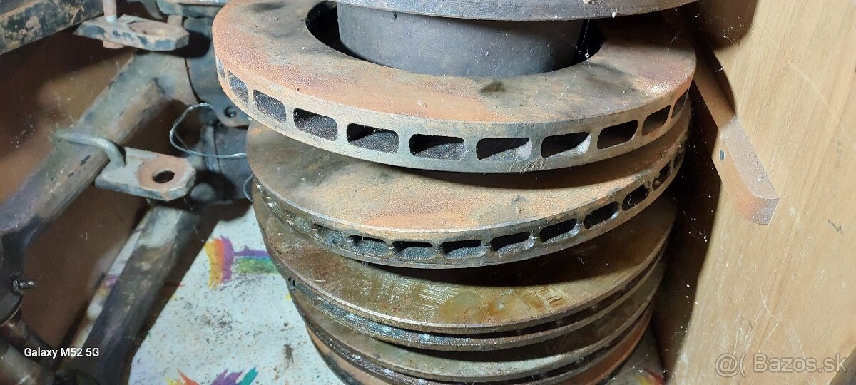 Tatra 613-1 dvere kompletne kapoty klucky prevodovky