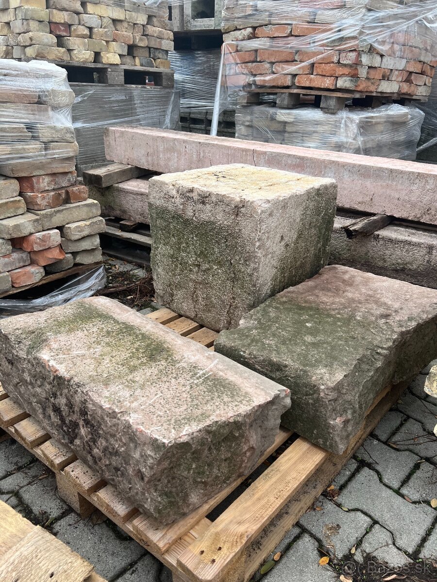 Masívne vápenecové bloky