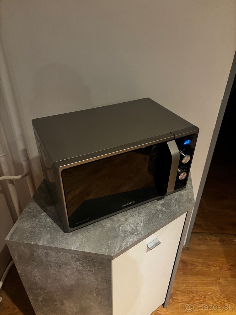 Predám mikrovlnku Samsung – čierno-strieborná