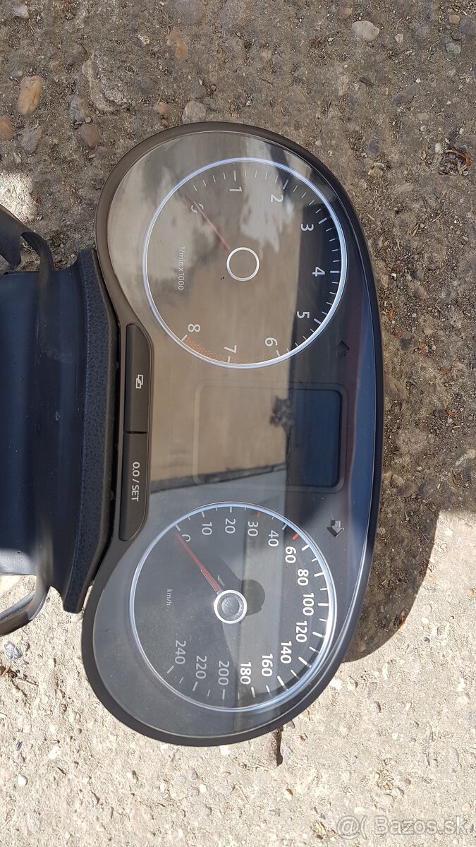 Budíky na Volkswagen Polo 2012