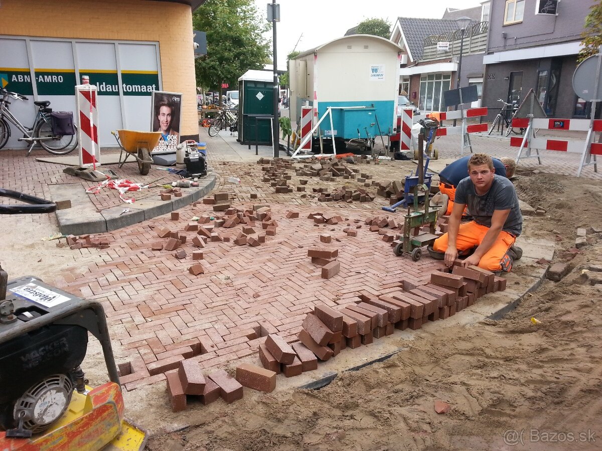 Holandsko – zámkové dlažby, pomocní pracovníci