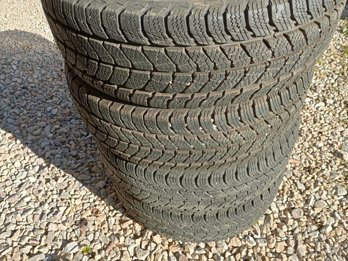 Predam 4ks pneu 215/65/r16C zimne Semperit