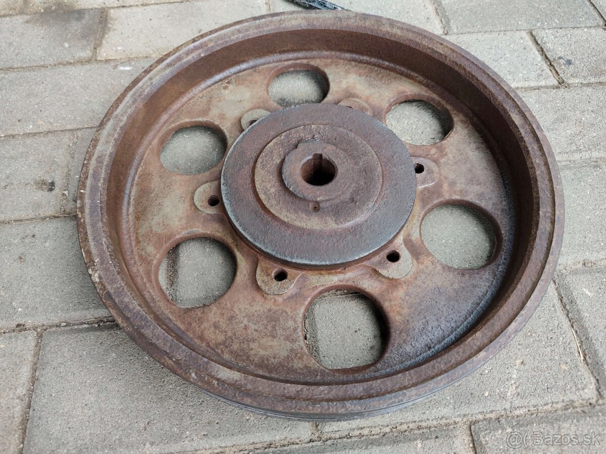 Remenica 3x13 remeň,priemer 360mm,diera 27mm.na štiepkovač