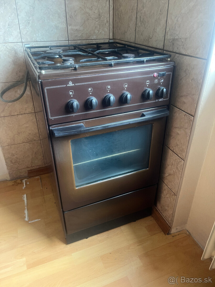 Plynový sporak a rúra elektro.