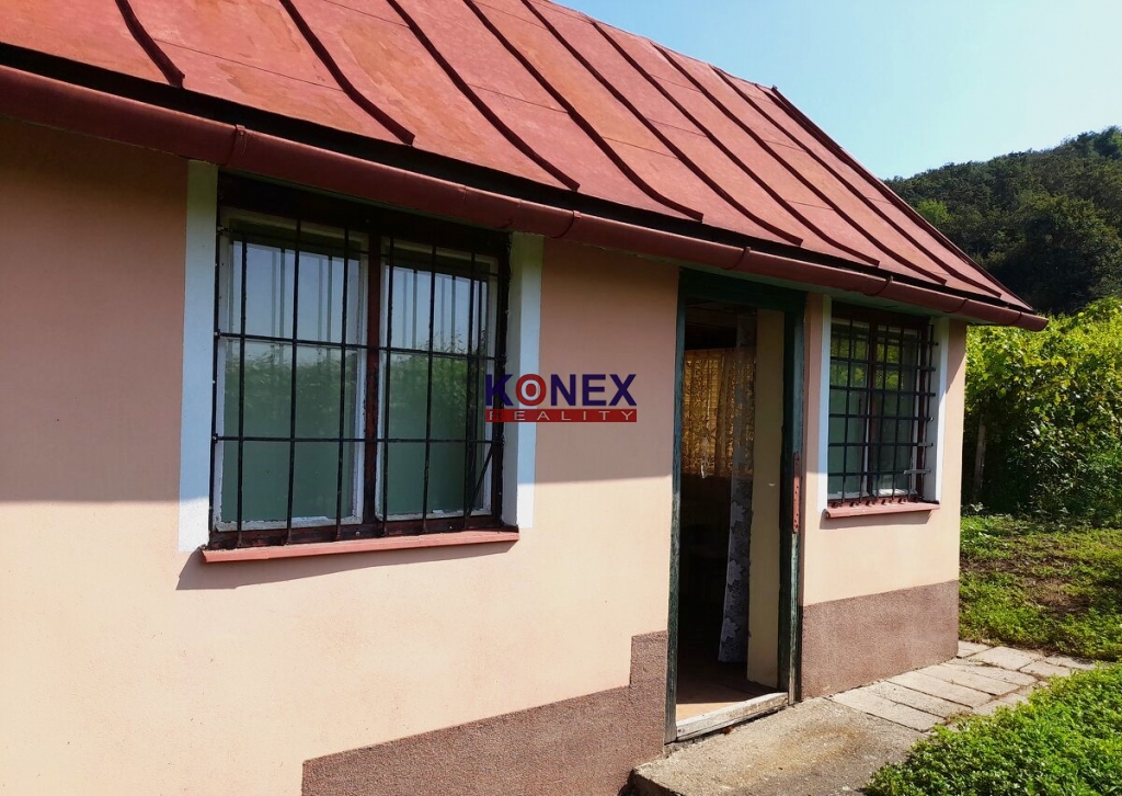 SUPER PONUKA Krásny vinohrad s murovanou chatou