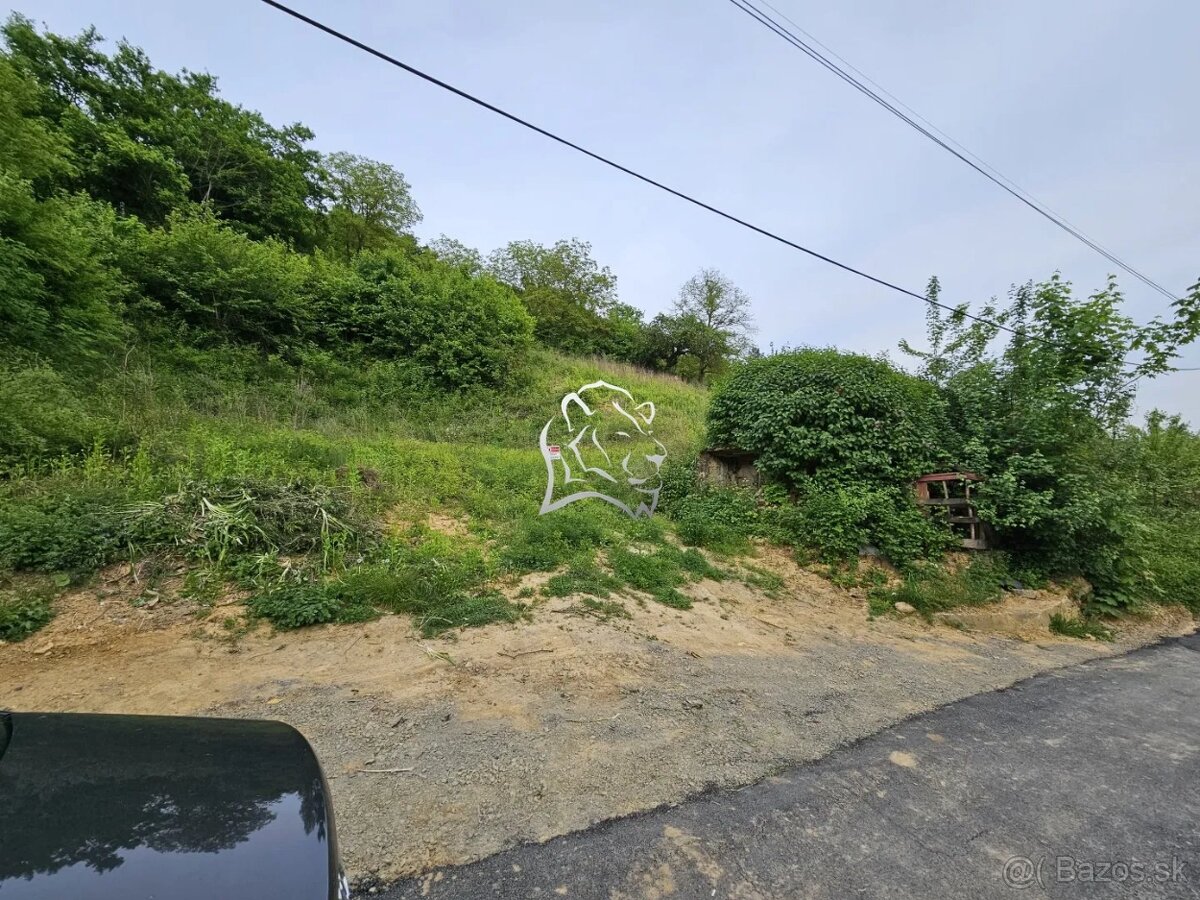 Svahovitý pozemok pod hradom