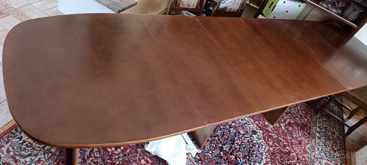 Stôl a 6 stoličiek