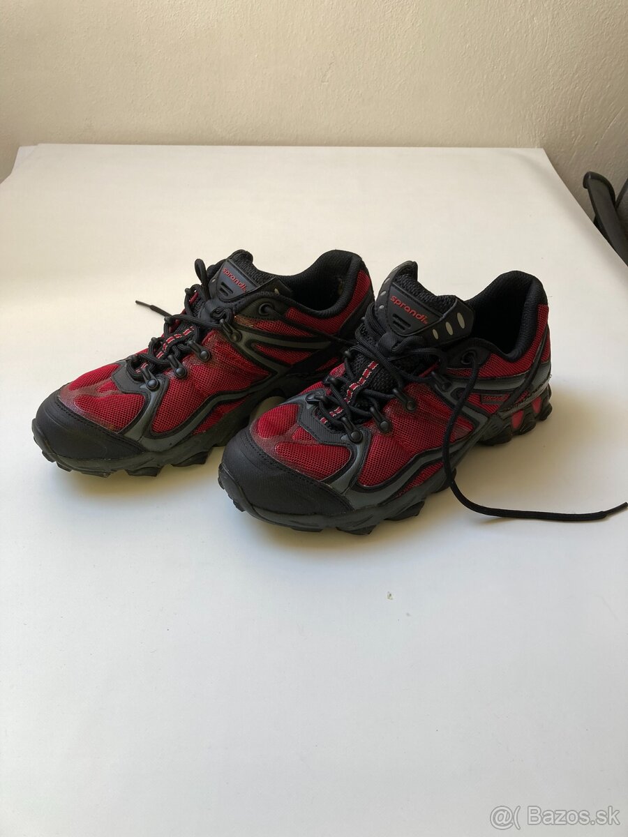 Predám: Vychadzková obuv čierno-červená 40