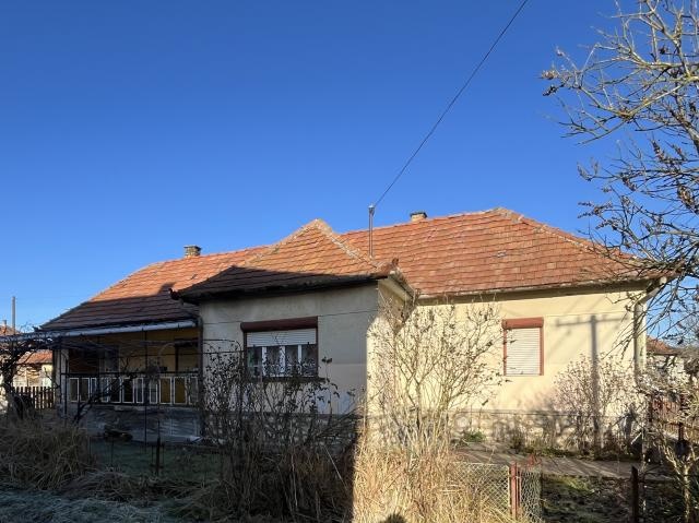 Felsőtelekes trojizbový dom s terasou a veľkým pozemkom