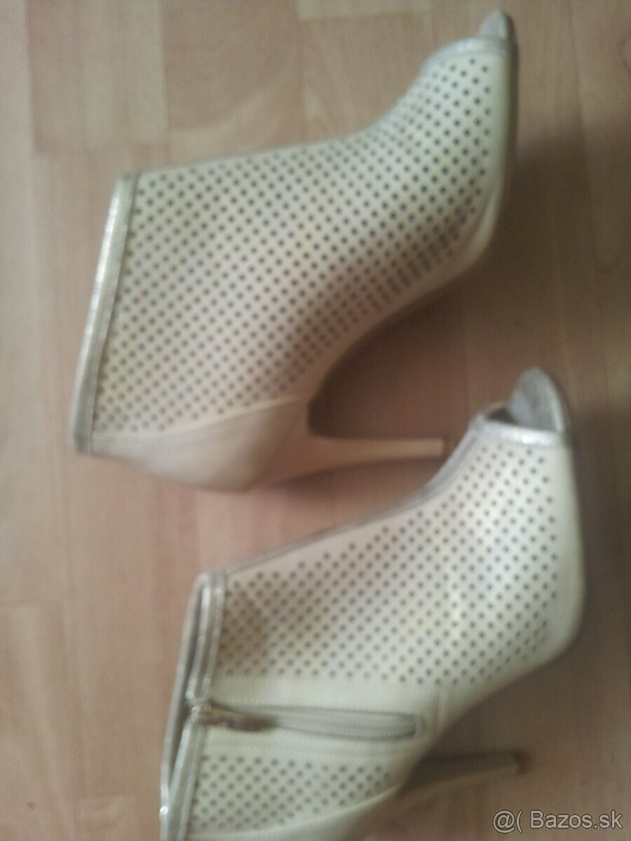 Lodicky S.Leone, Vanessa, Prada a tenisky Nike