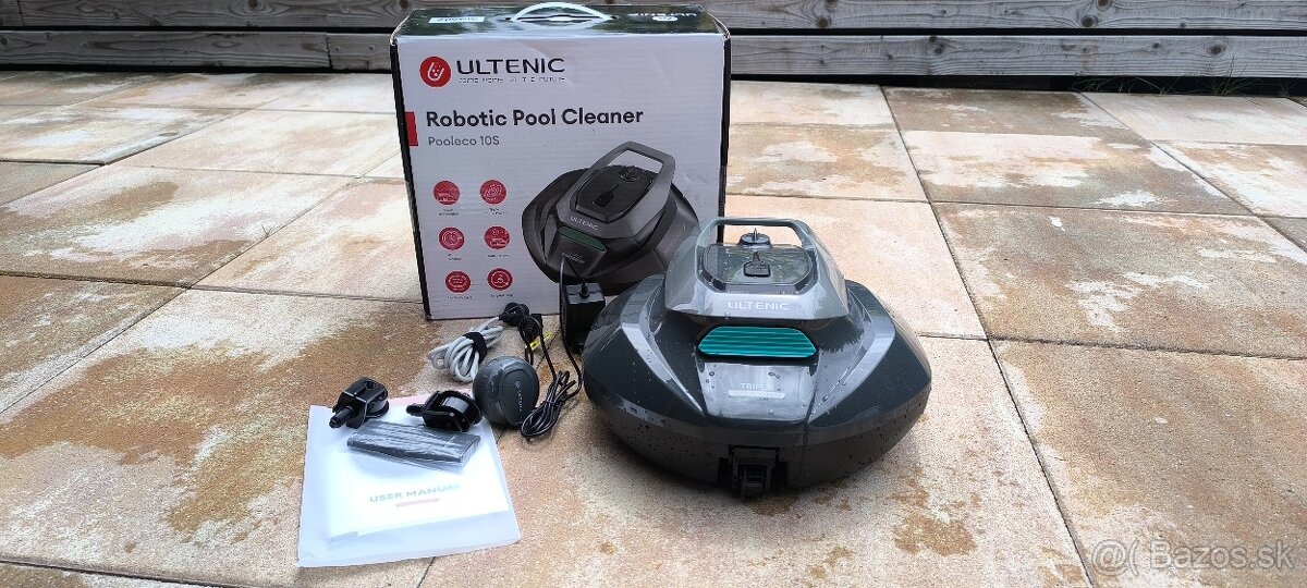 Robotický bazénový vysávač