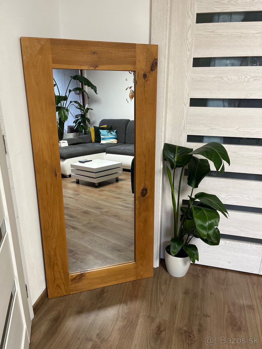 Zrdkadlo s masívnym dreveným rámom