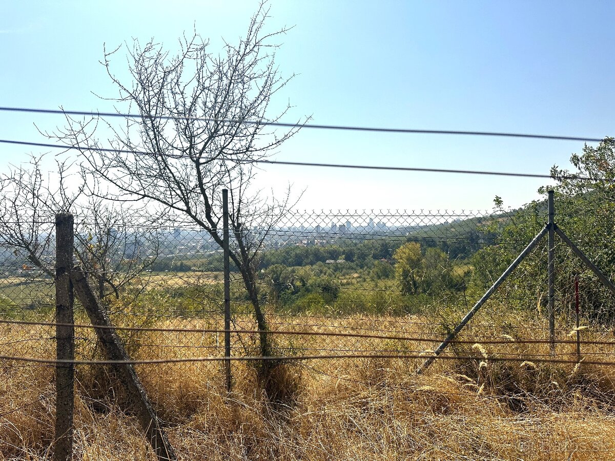 Pozemok 951 m2 v krásnom prostredí nad mestom Veľký Varan