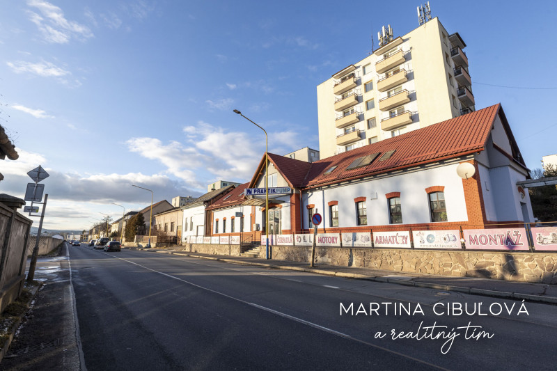Na prenájom sú obchodne priestory, obchod s parkovaním vo Zv