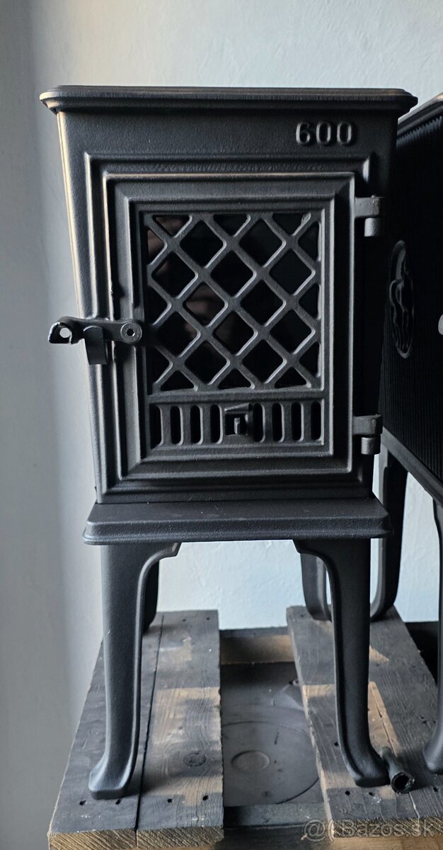Liatinové kachle Jotul F 600 N čierný lak