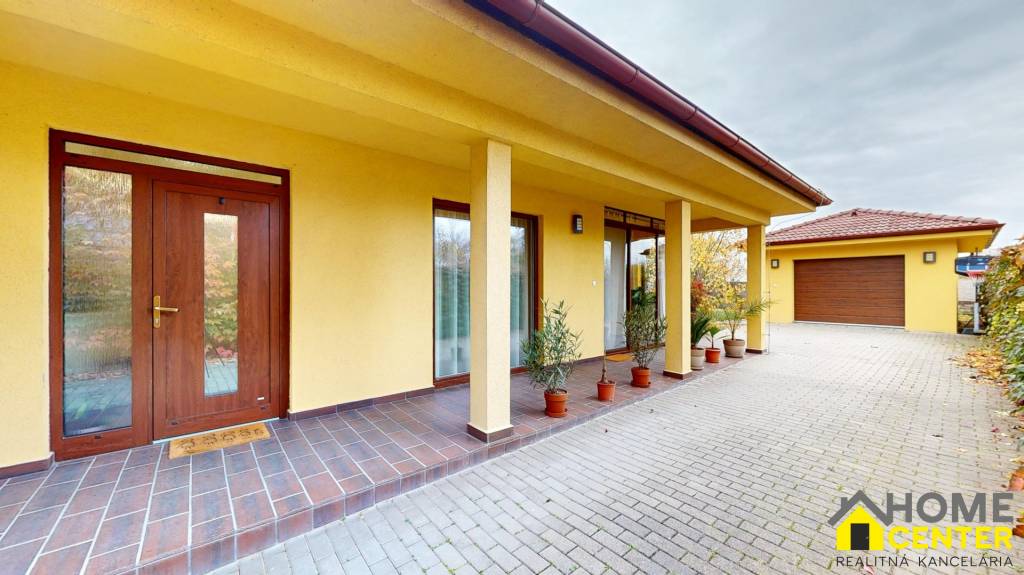 NA PREDAJ ÚTULNÝ, 4 IZBOVÝ RODINNÝ DOM S TERASOU A GARÁŽOU,