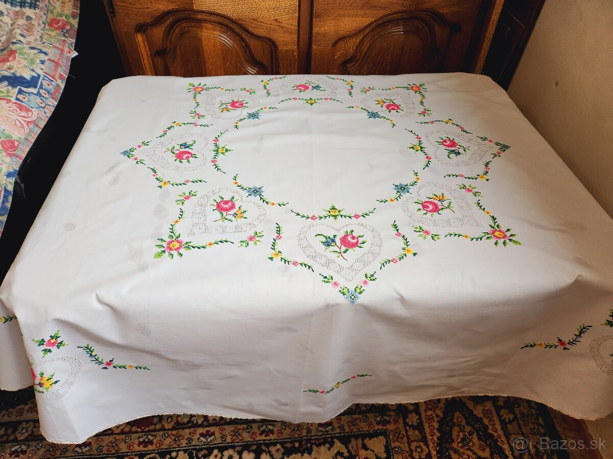 Krásny biely kruh zdobený ažurkou v tvare sŕdc a výšivkou ru