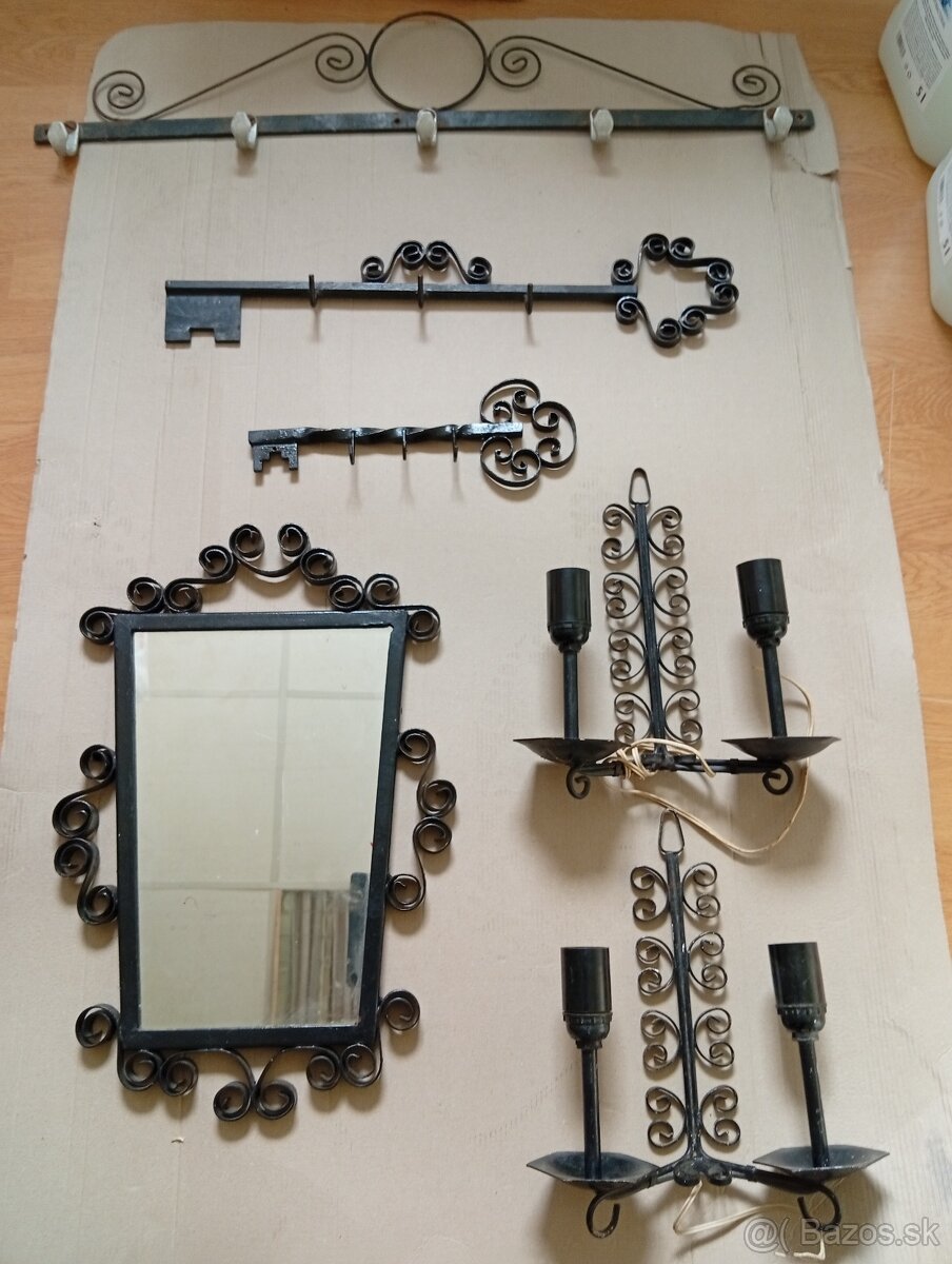 Predám starožitné zrkadlá a vešiaky