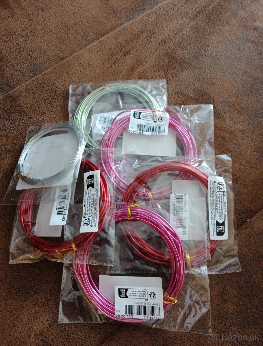 Mix farebných drôtov na dekorovanie