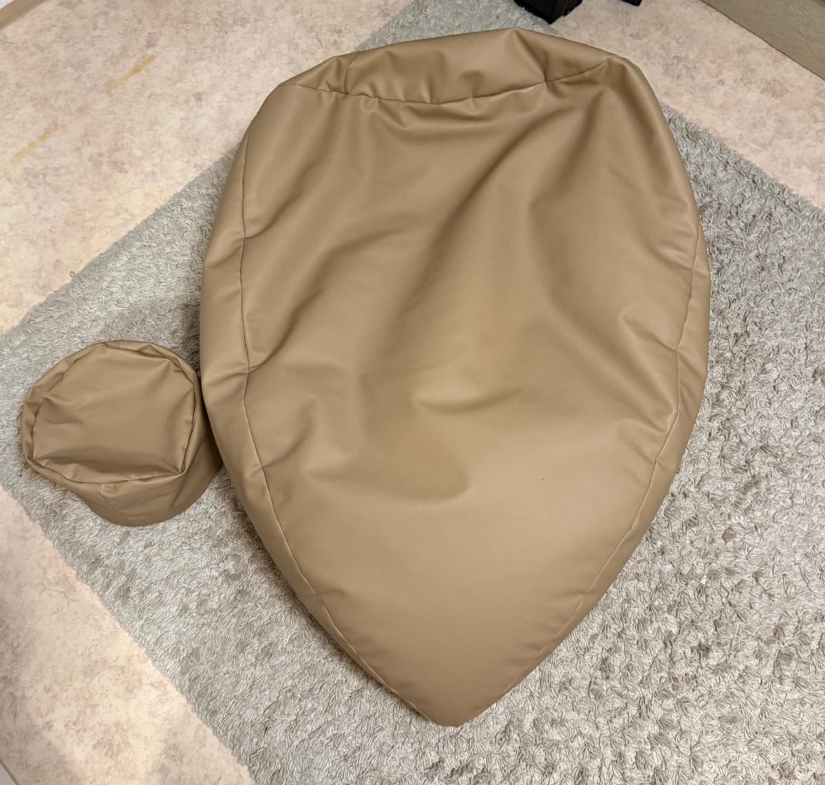 Predám sedací vak z ekokože s podnožkou