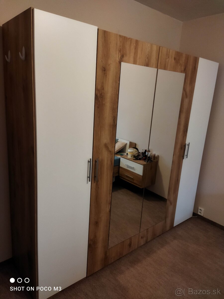 Dvojdielna štvordverová skriňa