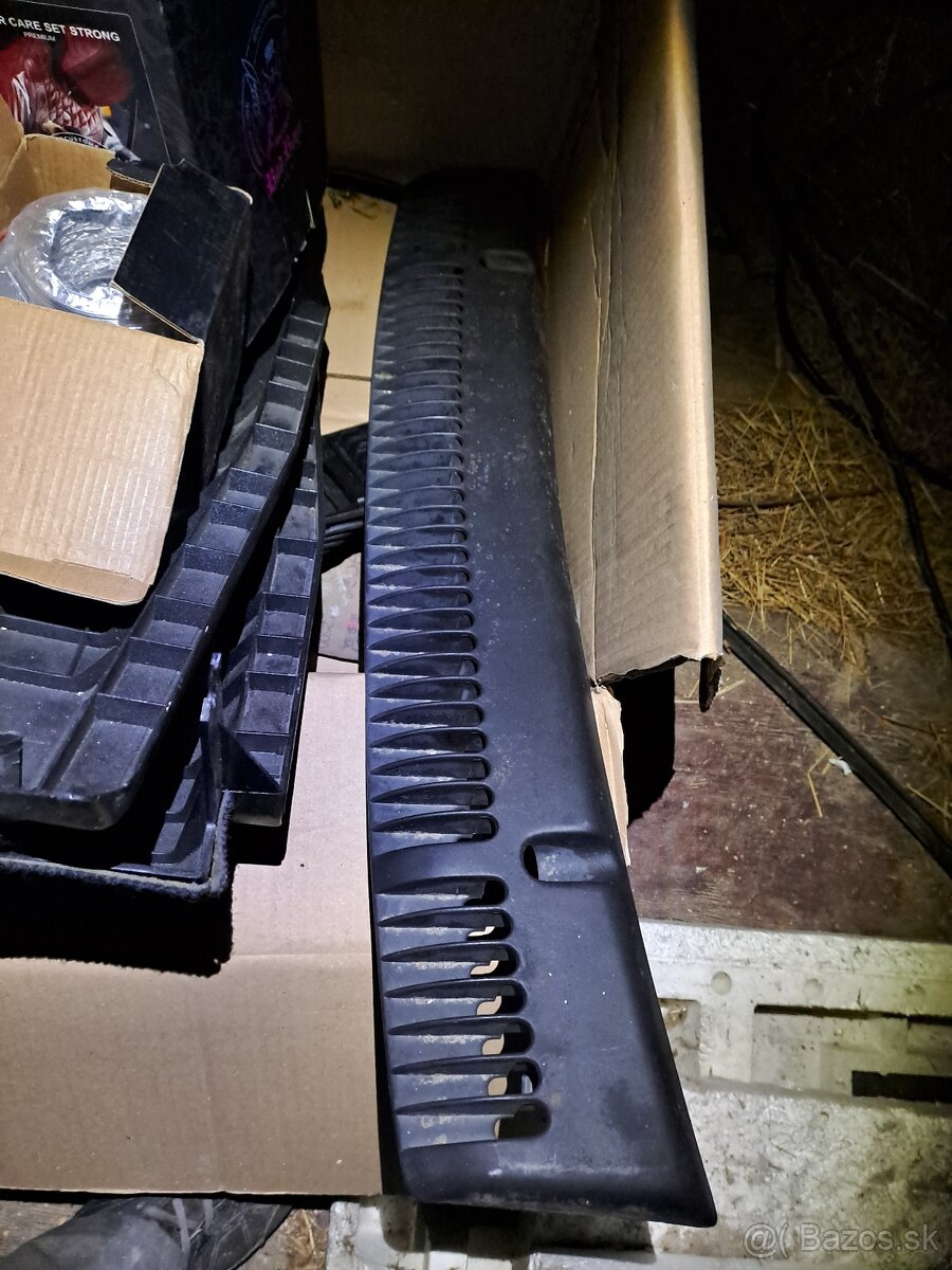 Vw golf mk2 - plast na kapotu (nasávač)