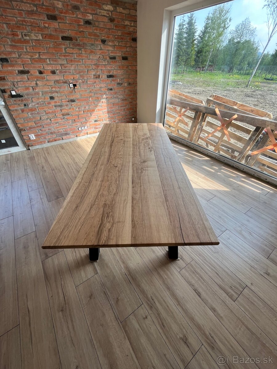 Masívny jedálenský stôl