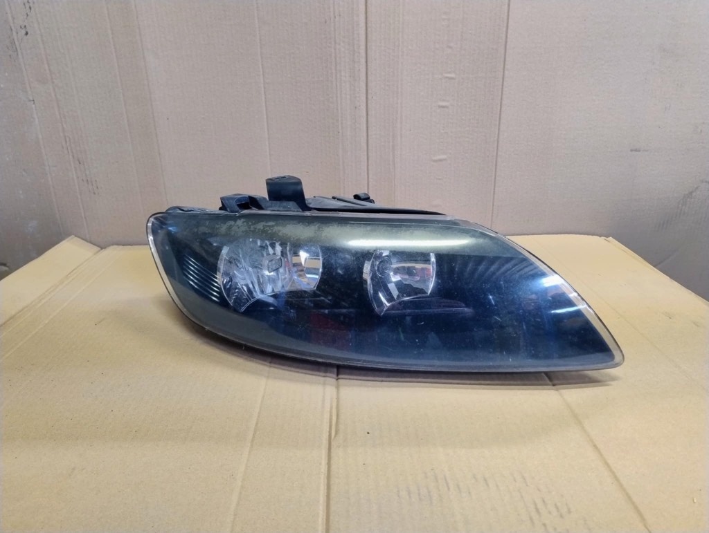 Prave predne svetlo halogen Audi Q7 H7