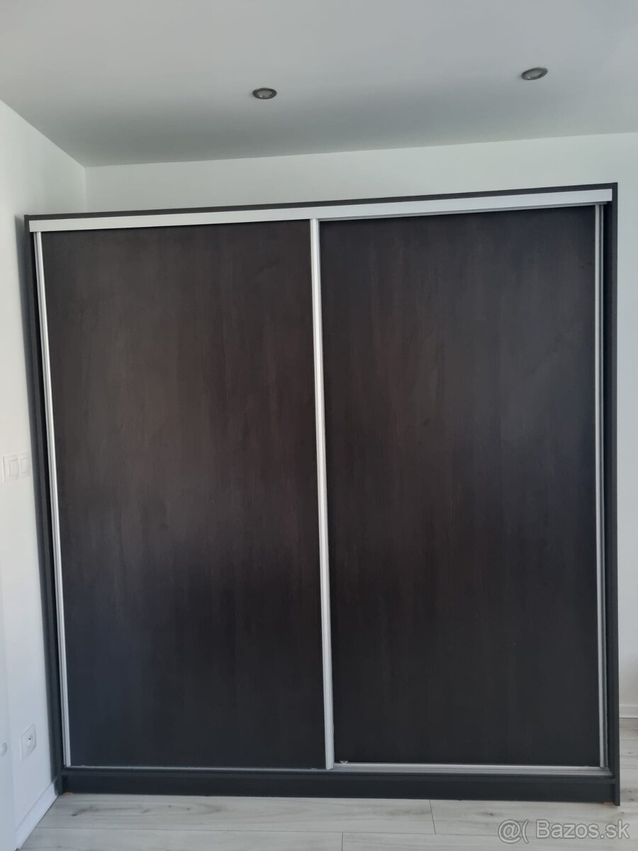 Nadštandardná ROLLDOR šatníková skriňa 200cm dekor Dub Wenge