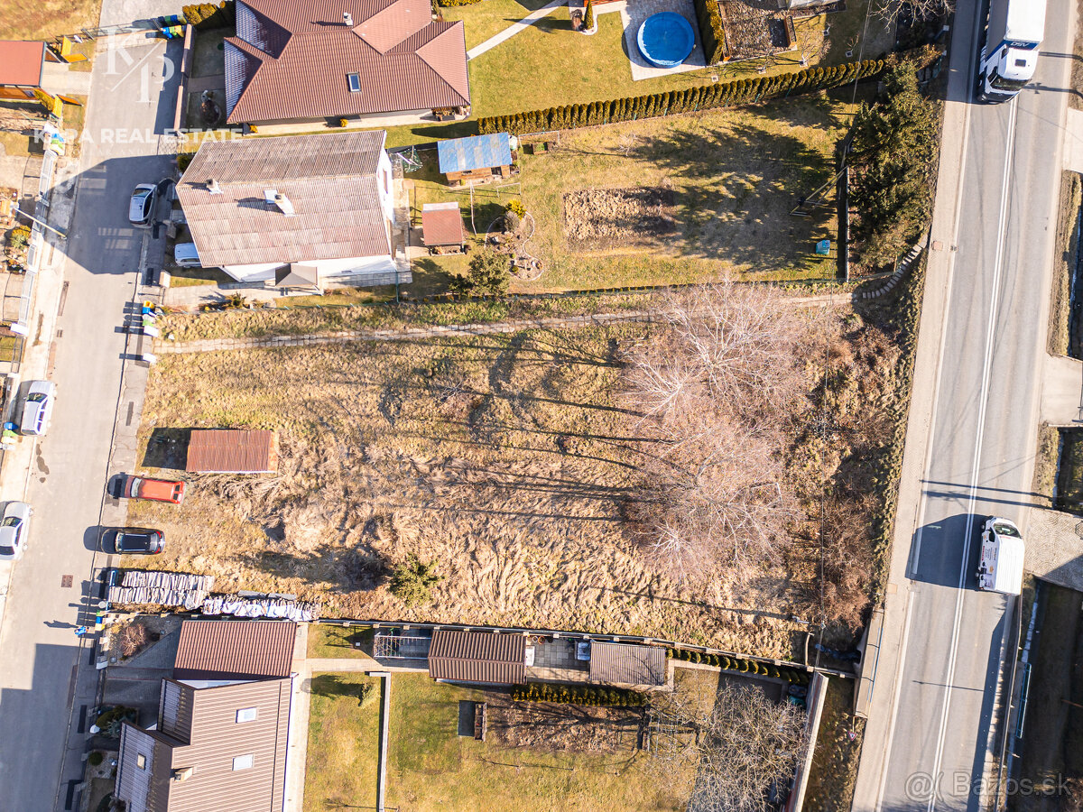 Stavebný pozemok na predaj, plocha 1 228 m², obec Lada