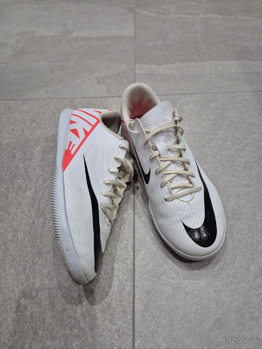 Halové futbalove tenisky Nike č.37,5