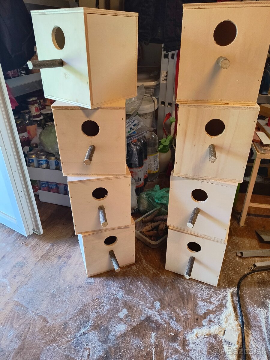 Hniezdna búdka pre malé papagáje Rozmery búdky: 13 x 12 x 17
