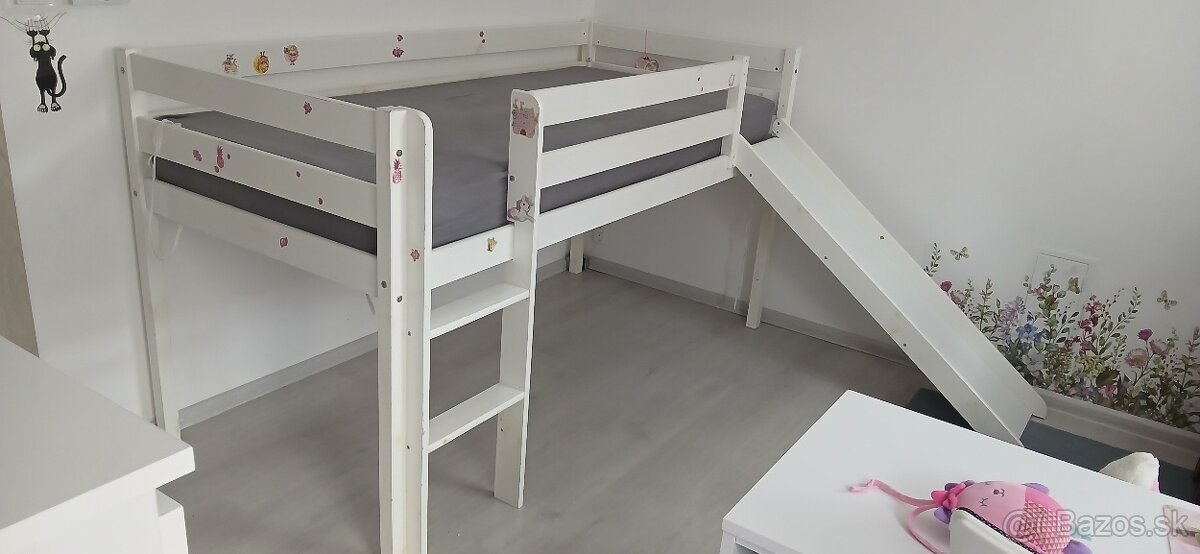 Detská posteľ so šmykľavkou a s vežičkou.