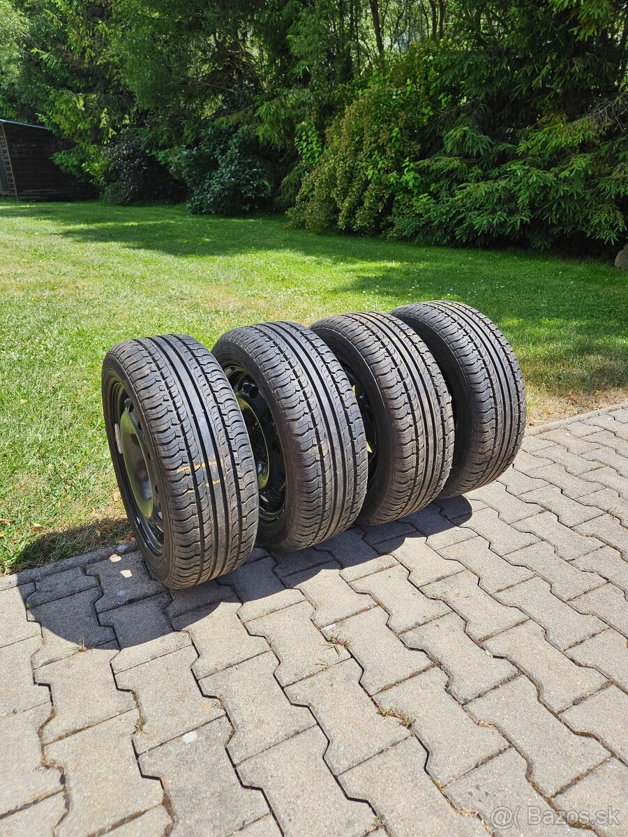 Letné pneumatiky 195/55R15 s diskmi a puklicami