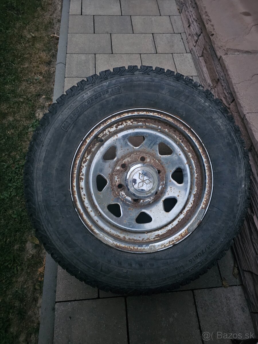 Pneu 235/70 R16